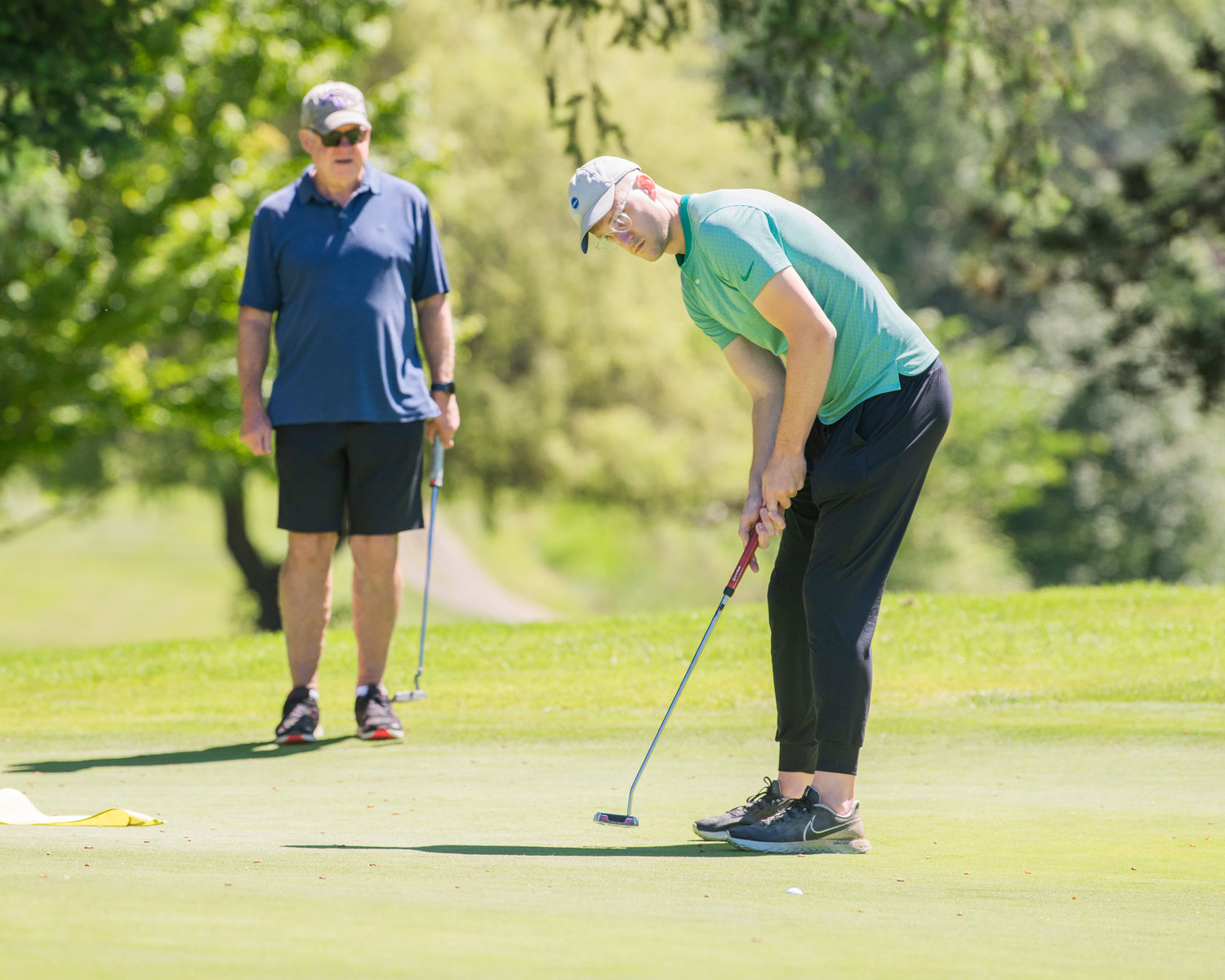Mark McHugh a réussi un birdie lors d'un tournoi de golf caritatif au Riverside Golf Course à Chehalis vendredi.